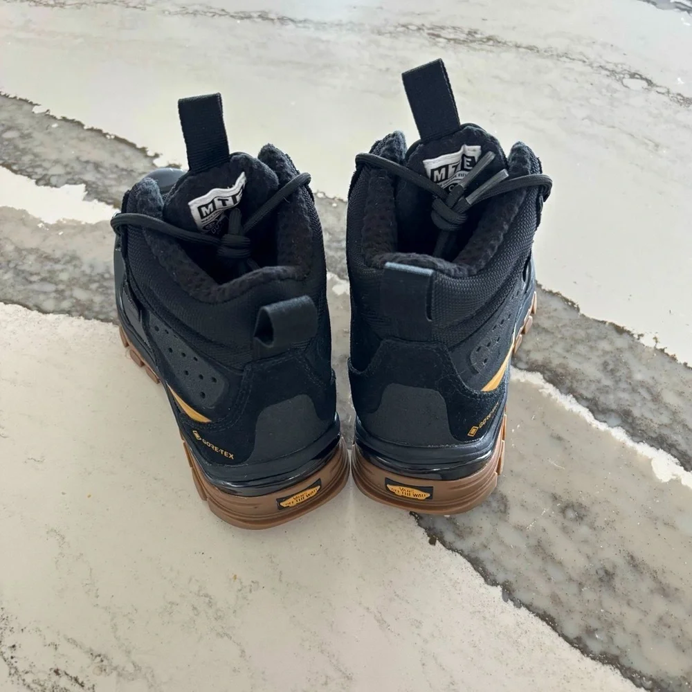 RARE Vans Ultrarange EXO Hi GORE-TEX MTE-3 Boot
Black Gold High-Top Sneakerboots - Picture 8 of 16